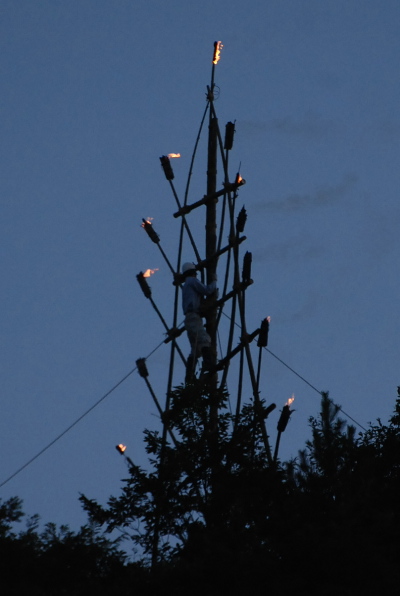 松明をひとつ、ひとつ下に