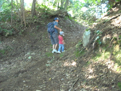 険しい登山道