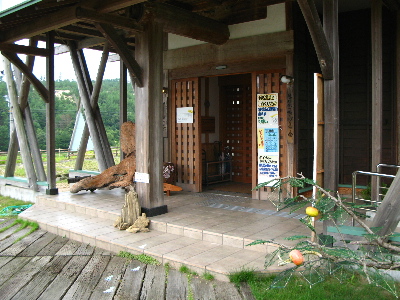 鳴き砂文化会館の玄関