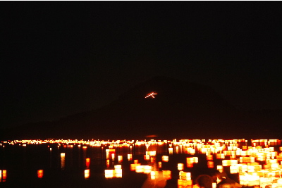 きれいに灯ろうが流れました